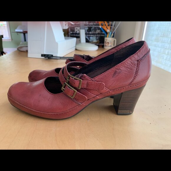 Clarks Burgundy Heels with double T-Strap - Picture 1 of 6
